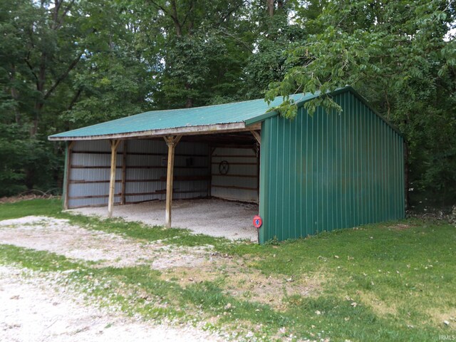 view of outdoor structure with a yard