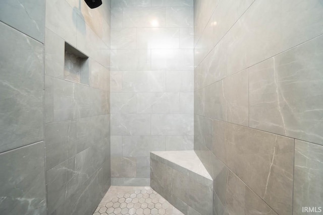 bathroom featuring a tile shower