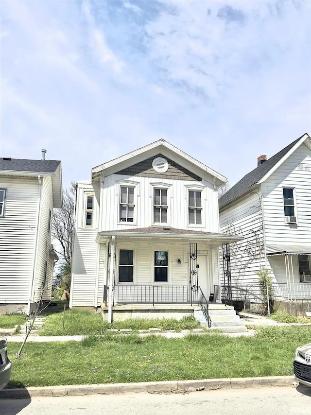 view of front of property featuring a front lawn and a porch