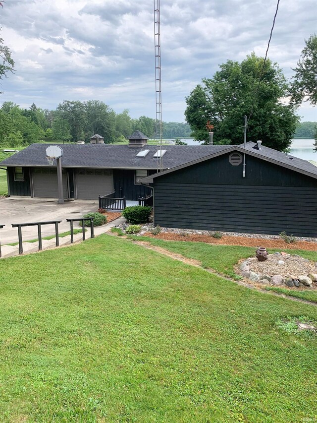 view of yard with a garage