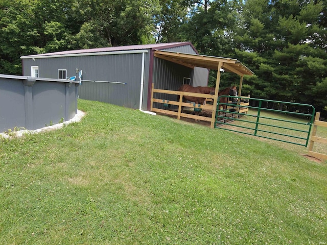 view of yard featuring an outdoor structure