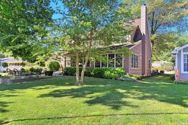 view of front of home featuring a front lawn