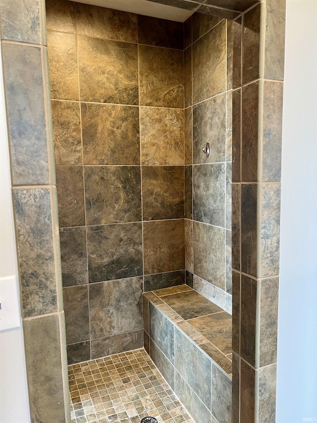 bathroom featuring a tile shower