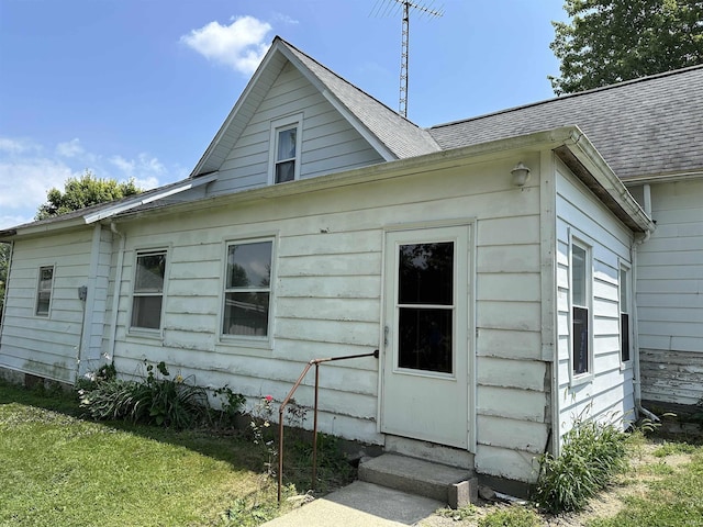 view of front of property featuring a front lawn