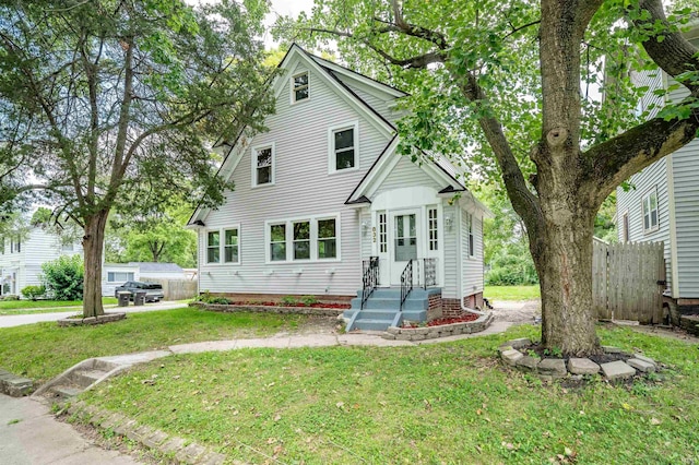 view of front facade featuring a front lawn