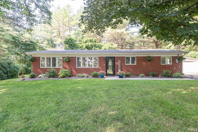 ranch-style home featuring a front lawn