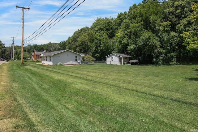 view of yard featuring a shed