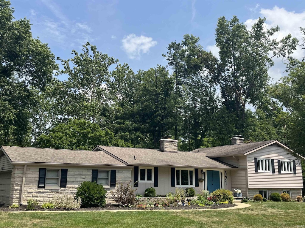 view of front of property featuring a front yard