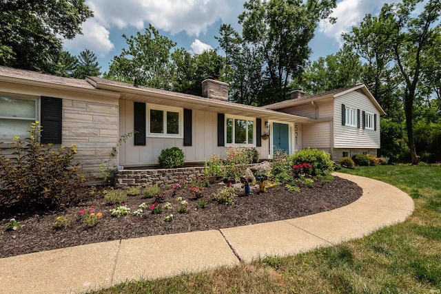 view of front of property featuring a front lawn