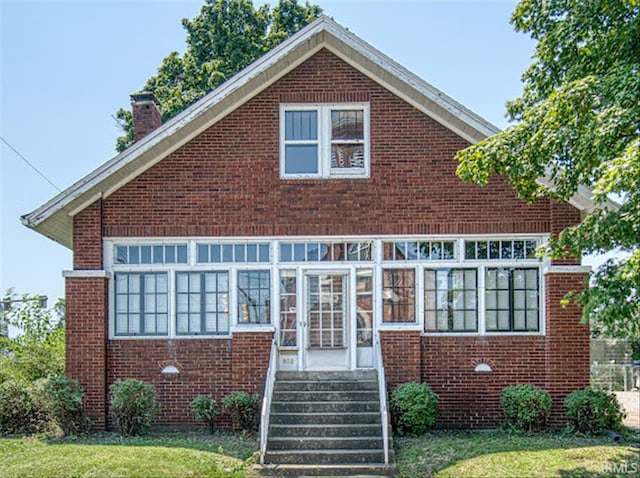 view of front facade with a front lawn