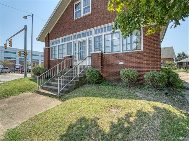 view of front facade with a front lawn