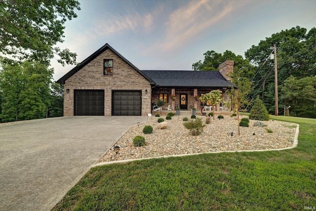 view of front facade featuring a porch and a front lawn