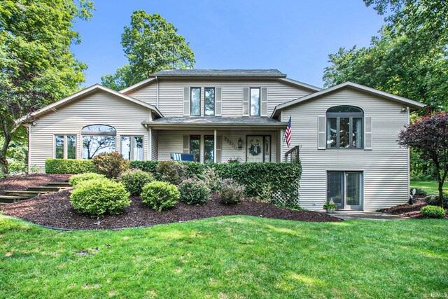 view of front of property featuring a front yard