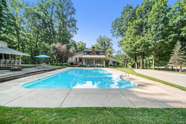 view of swimming pool