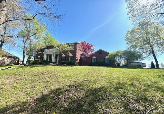 view of front of property featuring a front lawn