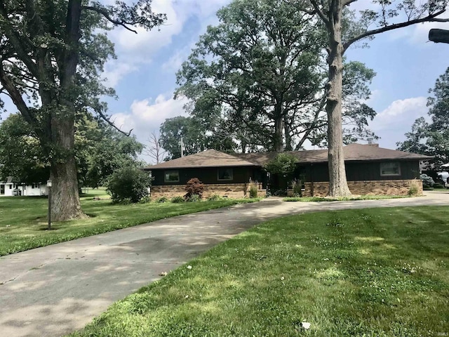 single story home with a front lawn