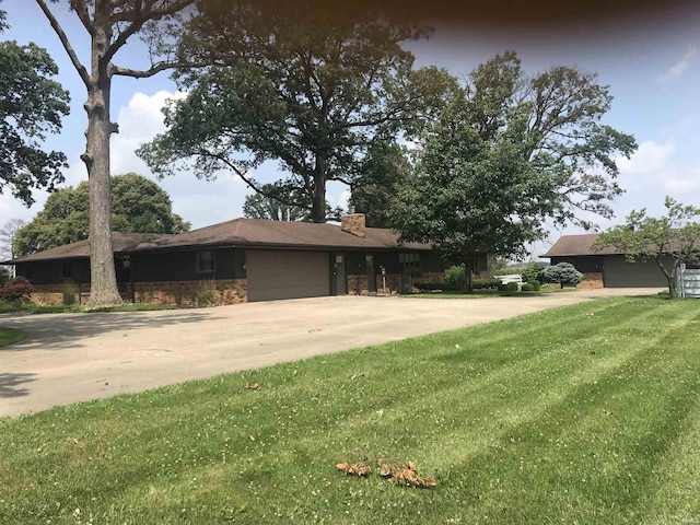 view of front of house featuring a front lawn