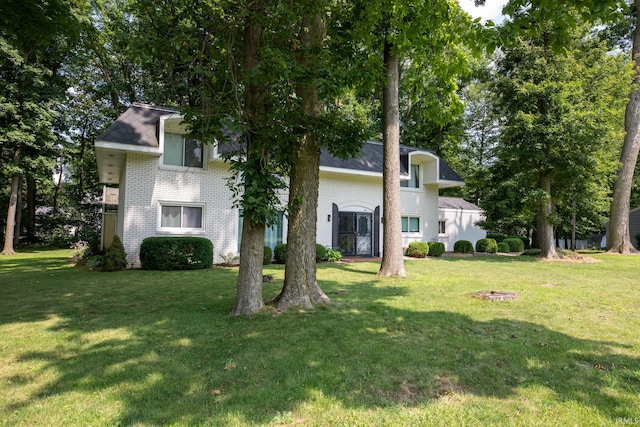 view of front facade with a front lawn