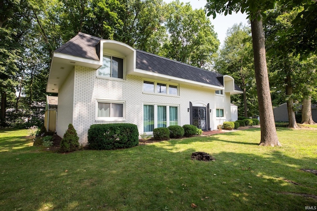 view of front facade with a front yard