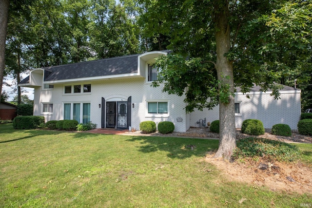 view of front facade with a front yard