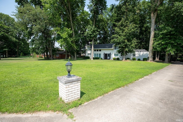 view of front of house featuring a front yard