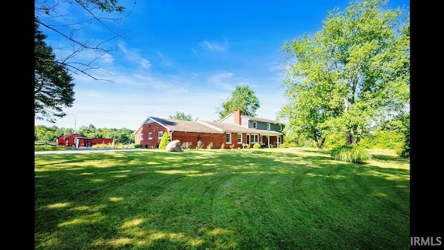 view of yard featuring an outbuilding