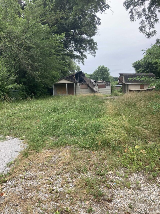 view of yard with an outbuilding