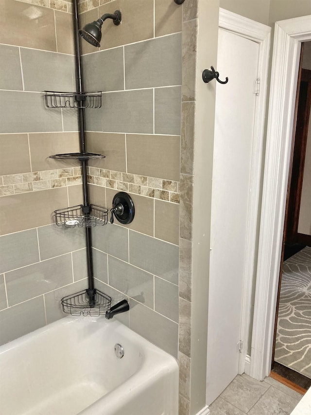 bathroom with tiled shower / bath combo