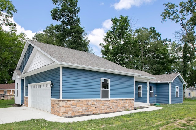 view of front facade featuring a garage and a front lawn