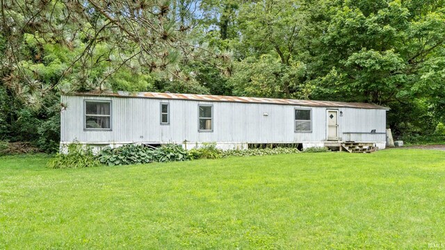 manufactured / mobile home featuring a front lawn