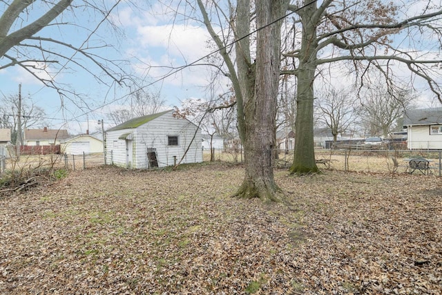 view of yard featuring an outdoor structure