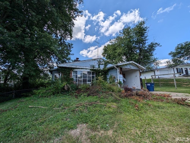 view of front of property featuring a front yard