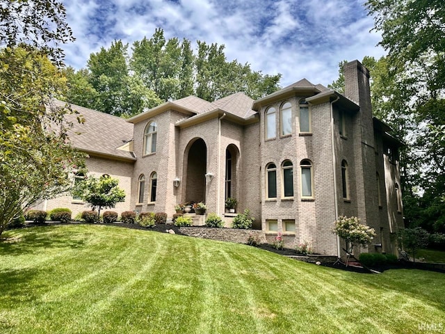 view of front of house featuring a front yard