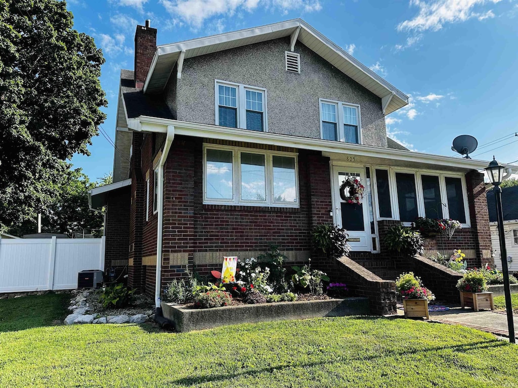 view of front of house featuring a front yard