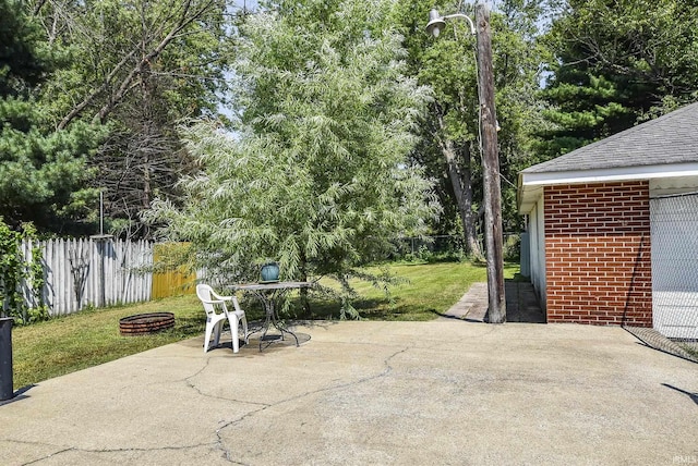 view of patio with a fire pit