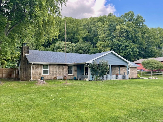 single story home featuring a front yard