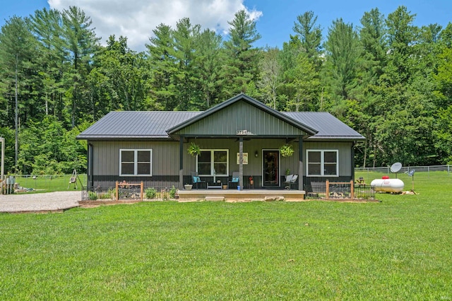 view of front of house featuring a front lawn