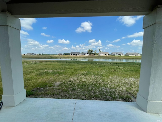 view of yard featuring a water view