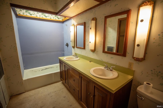 bathroom featuring toilet, a washtub, a textured ceiling, and dual bowl vanity