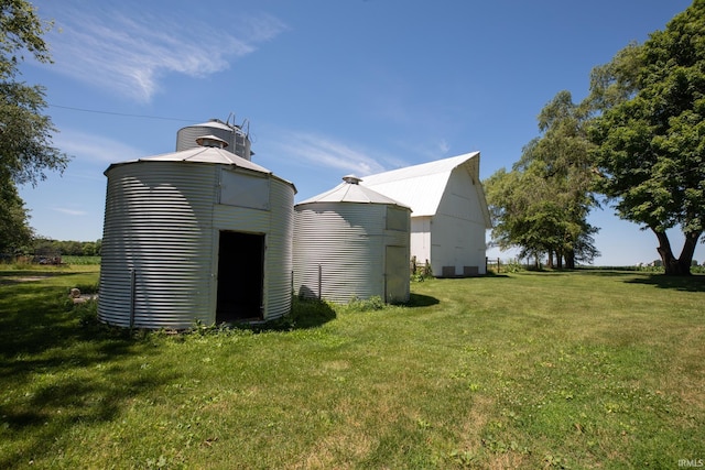 view of outdoor structure featuring a yard