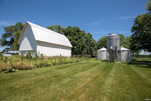 view of yard featuring an outdoor structure