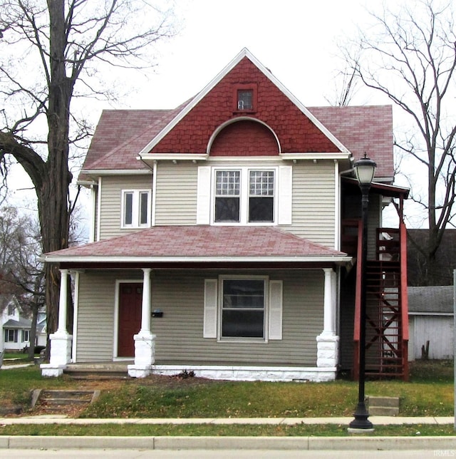 view of front of house featuring a front lawn