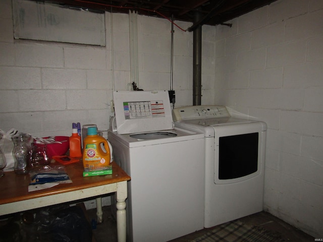 laundry room with washing machine and dryer