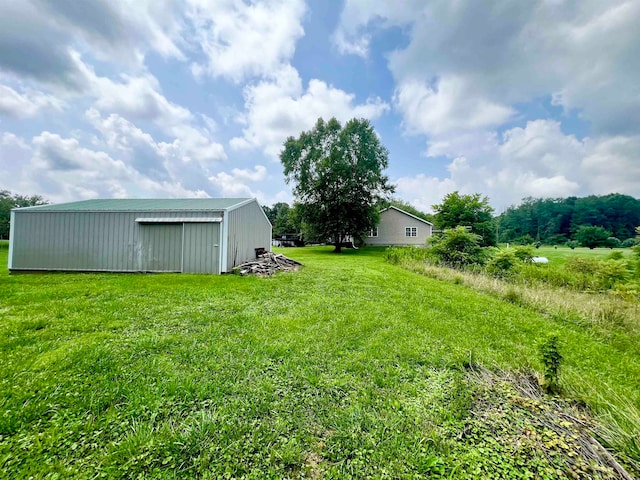 view of yard with an outdoor structure