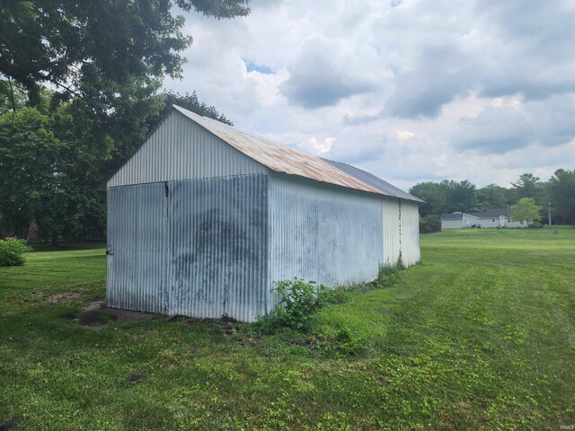 view of outdoor structure featuring a yard