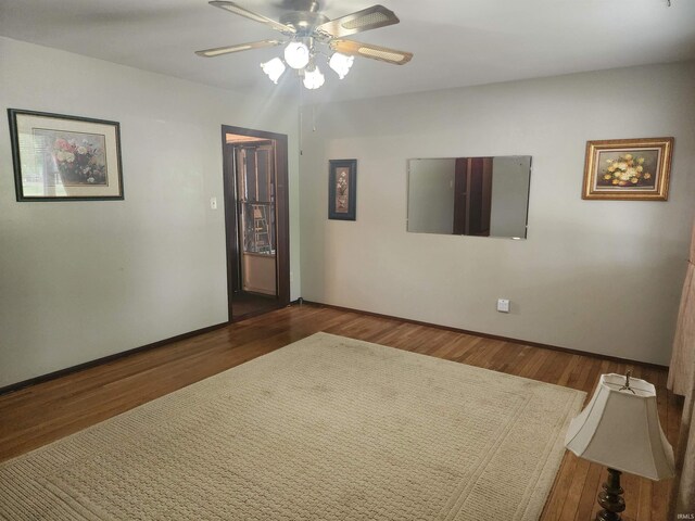 spare room featuring dark wood-type flooring and ceiling fan