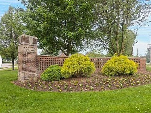 community sign with a yard