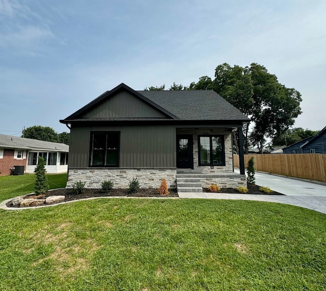 view of front of property featuring a front yard