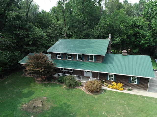 view of front facade featuring a front yard and covered porch