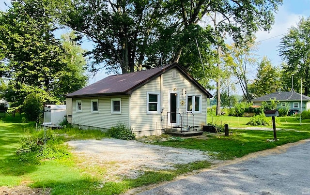 bungalow-style house featuring a front lawn